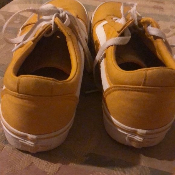 A pair of size 9 vans - Picture 3 of 4
